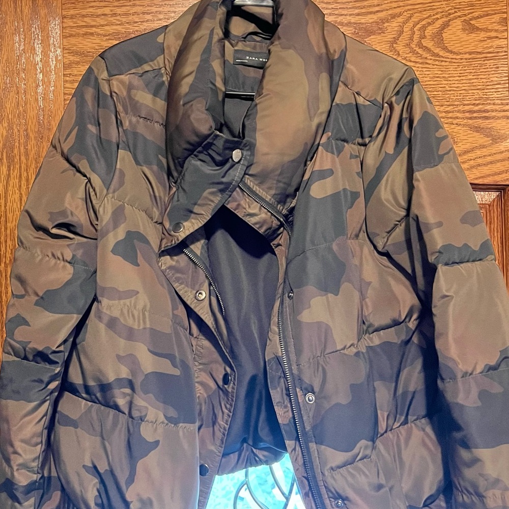 Short puffer jacket with slogan on the back